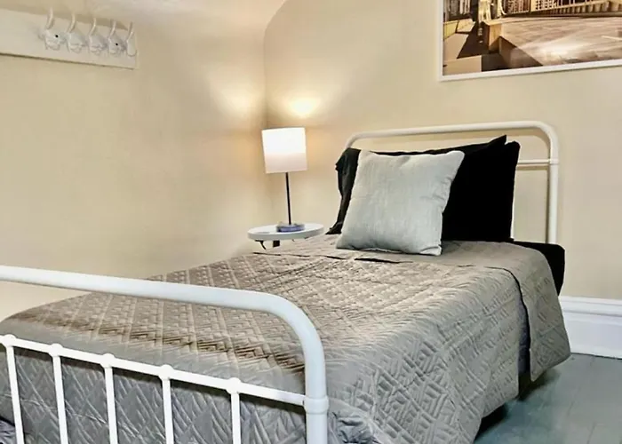 Holiday home Amazing Sleeps 19 With 14 Beds At Downtown Location Pittsburgh
