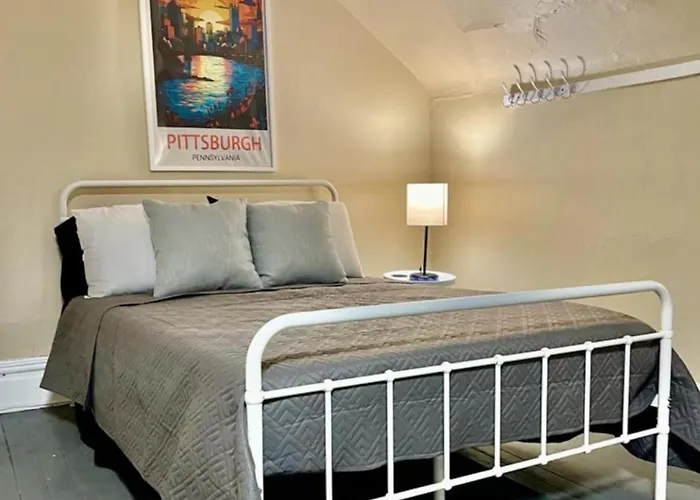 Amazing Sleeps 19 With 14 Beds At Downtown Location Holiday home