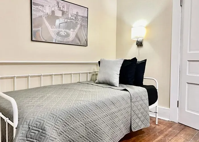Amazing Sleeps 19 With 14 Beds At Downtown Location Pittsburgh